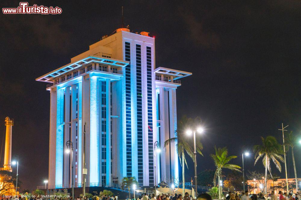 Immagine Panorama by night della Pemex Tower nel porto di Veracruz, Messico. Questa cittadina si trova nella baia di Campeche del Golfo del Messico - © Aberu.Go / Shutterstock.com