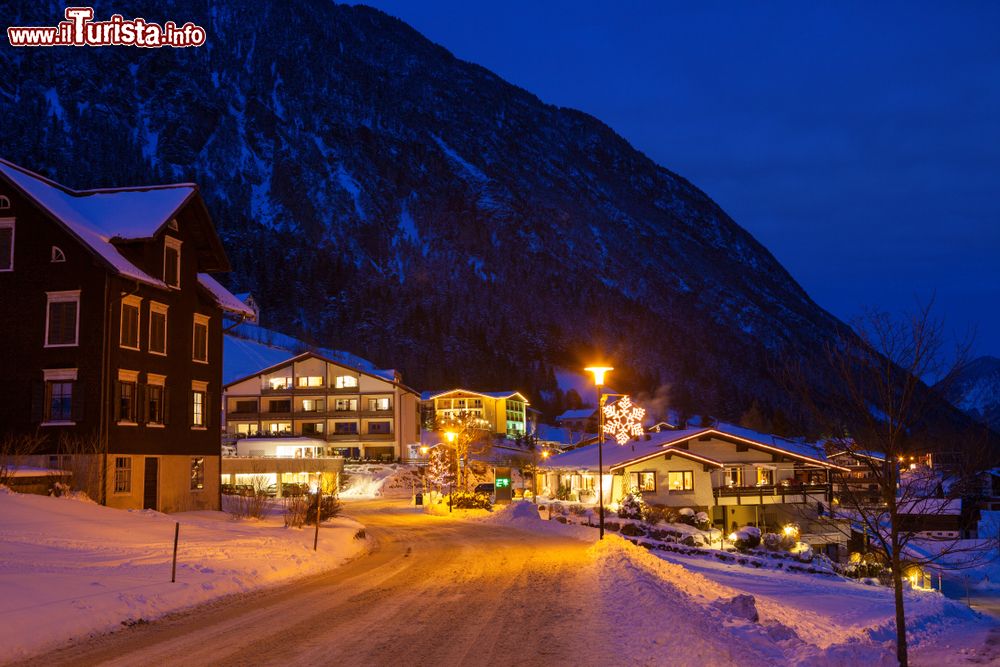 Immagine Panorama by night dello ski resort di Brand, distretto di Bludenz (Austria) con la neve.