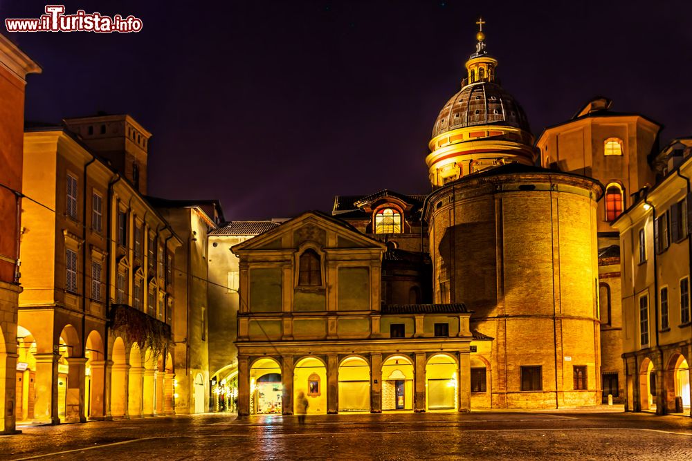 Immagine Panorama by night di piazza San Prospero a Reggio Emilia, Emilia Romagna