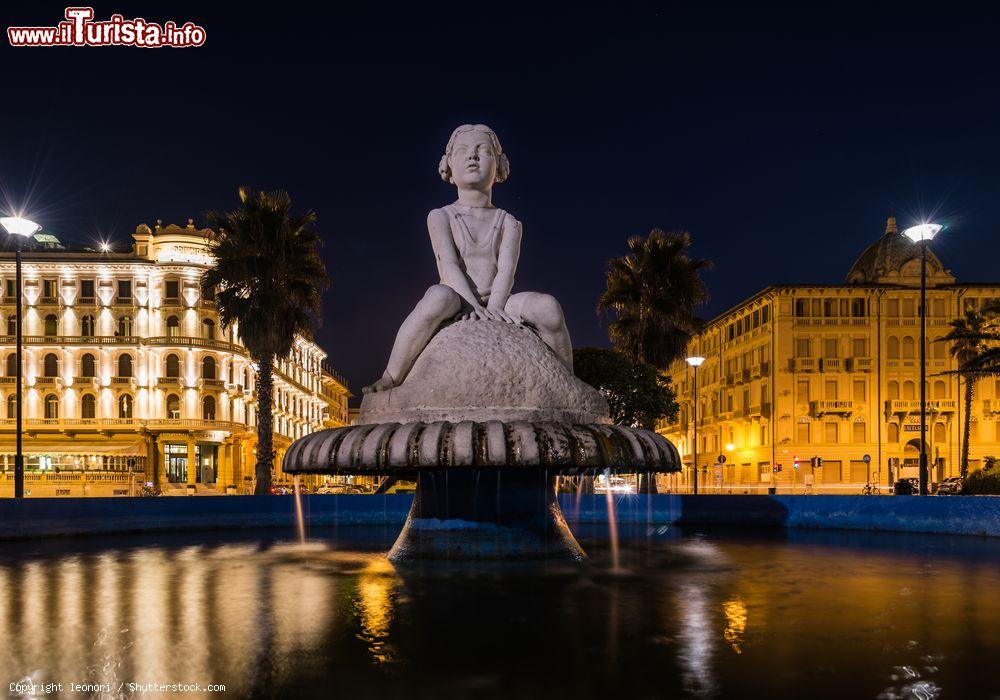 Immagine Panorama by night di Viareggio, Toscana: la piazza con la fontana "Bambino sulla sabbia" e sullo sfondo il famoso Grand Hotel Principe di Piemonte. Viareggio è una delle principali destinazioni della Toscana - © leonori / Shutterstock.com