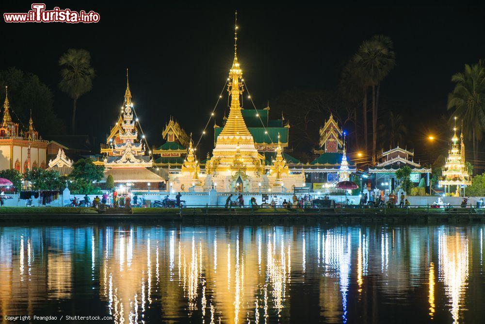 Immagine Panorama by night di Wat Jong Klang nella provincia di Mae Hong Son (Thailandia) - © Peangdao / Shutterstock.com