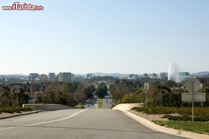 Immagine Fotografia di Commowealth Avenue, Canberra, Australia - Questa via, la più importante di Canberra, funziona da collegamento strategico per riunire le località di City Hill e Capital Hill. La prima strada avente questo servizio fu costruita nel 1928 per prendere il posto del fiume Molonglo e, nel corso del tempo, la tradizione e la toponomastica rimasero invariate - © Phillip Minnis / Shutterstock.com