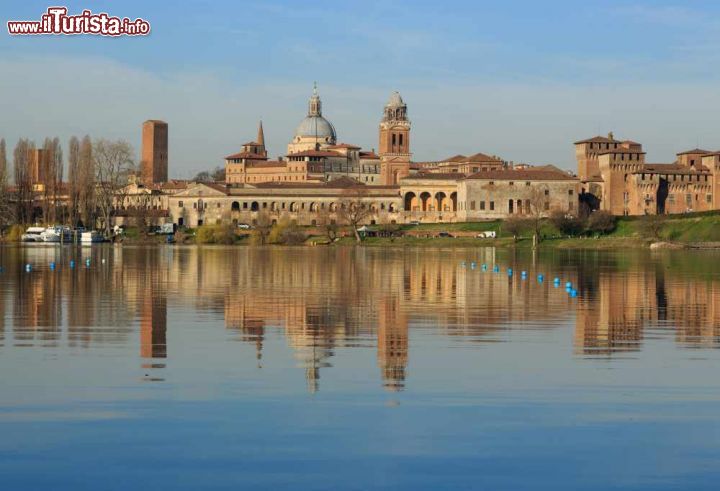 Immagine Il panorama del centro di Mantova fotografato dalla sponda orientale del lago di Mezzo - © Cristiano Palazzini / Shutterstock.com
