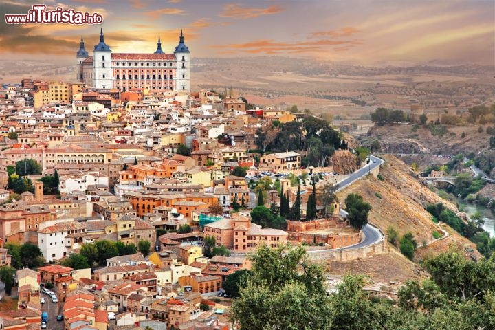 Immagine Toledo all'alba è una meraviglia, con la fortezza dell'Alcazar che ricorda un castello delle fiabe e veglia sulla città ancora silenziosa, avvolta nella luce rosa del sole che nasce - © leoks / Shutterstock.com