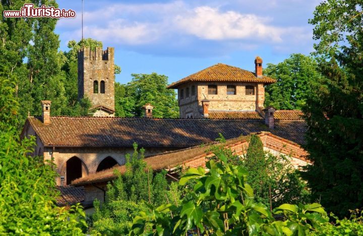 Immagine Panorama del centro medievale di Grazzano Visconti, Piacenza - Questo suggestivo borgo neo medievale è situato all'ingresso della Val Nure, nella pianura padana, circondato da campi e vigneti dei Colli Piacentini. Chiuso al traffico veicolare, passeggiando fra le sue viuzze permette di scoprirne incantevoli scorci panoramici © LianeM / Shutterstock.com