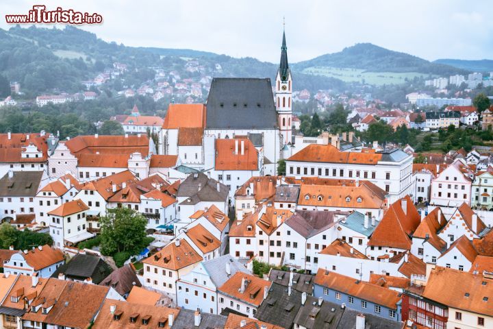 Immagine I tetti del centro storico di Cesky Krumlov, Repubblica Ceca: Veduta dall'alto - la torre della Chiesa di San Vito svetta tra i variopinti edifici del centro storico di Cesky Krumlov, che proprio grazie alla sua caratteristica architettura, al suo splendido castello medievale e ai panorami mozzafiato, si conferma tra le mete più visitate della Repubblica Ceca - © kook03 / Shutterstock.com