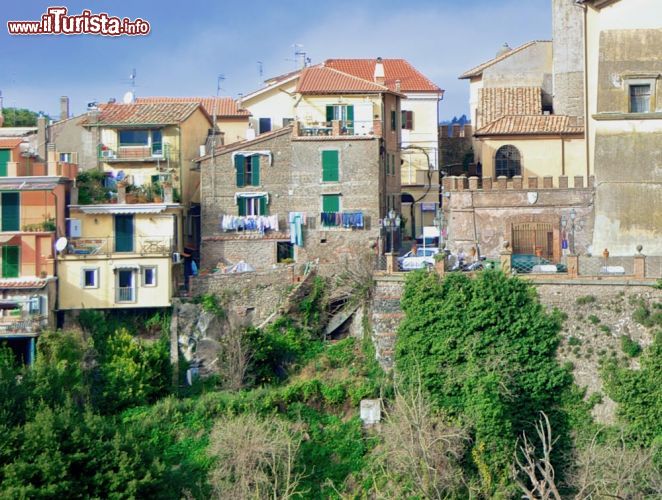 Immagine Il panorama del centro storico di Nemi: un particolare del borgo vicino a Roma che fa parte della regione dei Castelli Romani - © Matteo Gabrieli / Shutterstock.com