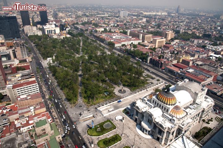 Immagine Una vista panoramica su Città del Messico dalla cima della Torre Latinoamericana. In primo piano l'edificio di Bellas Artes e l'adiacente Alameda Central - foto © Javier Garcia / Shutterstock.com