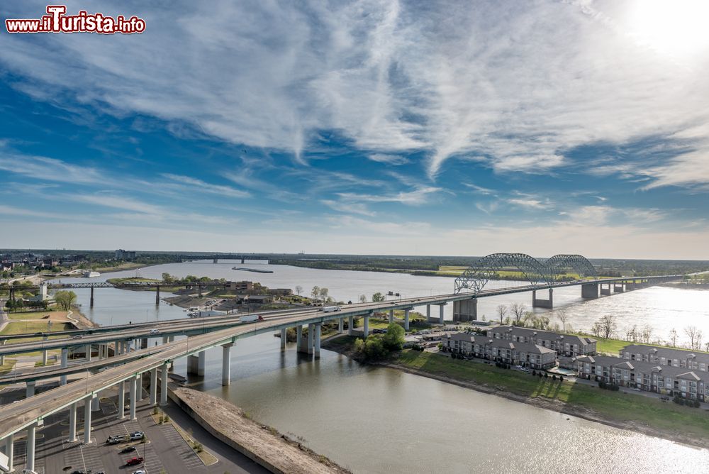 Immagine Panorama della cittadina di Memphis con il fiume Mississipi e il ponte Hernando de Soto (Tennessee), USA.
 