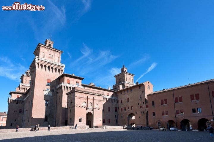 Immagine Il Castello di Ferrara risale al 1385: la prima pietra venne posata il 29 settembre, giorno di San Michele, e per questo viene anche detto Castello di San Michele. Fu Niccolò II d'Este a commissionare l'opera a Bartolino da Novara, perché nel maggio dello stesso anno c'era stata un'imponente rivolta popolare e ora capiva di doversi tutelare con una struttura fortificata. Torri e mura massicce, in effetti, caratterizzano la struttura  - © vvoe / Shutterstock.com