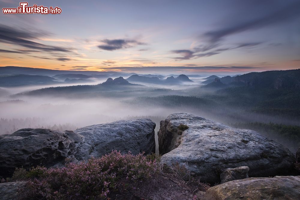 Immagine Panorama con nebbia sulla montagna Kleiner Winterberg, Germania. Questa località è molto popolare perchè ospita la più grande stazione di sport invernali a nord delle Alpi.