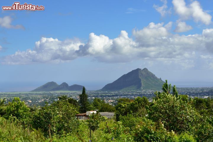 Immagine Panorama da Curepipe sui monti Trois Mamelles, Mauritius. Dall'alto della città di Curepipe si possono ammirare i monti Trois Mamelles che formano una montagna a sud ovest di Mauritius, l'isola principale della repubblica di Mauritius. Il loro nome deriva dalla somiglianza delle tre sommità a dei seni - © Oleg Znamenskiy / Shutterstock.com