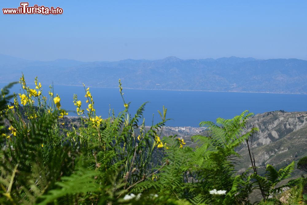 Immagine Panorama da Gambarie verso lo Stretto di Messina, siamo in Calabria in Aspromonte