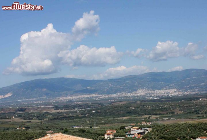 Immagine Il panorama che si goda da Maida (frazione S. Pietro) in direzione nord, dove si trova anche la frazione di Vena, abitata da una comunità albanese. Siamo in Calabria non distanti da Catanzaro - © mapio.net