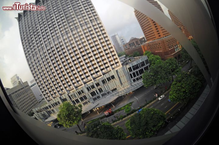 Immagine Panorama da Orchard Road, Singapore. Quella che un tempo era una strada polverosa fra piantagioni di spezie e frutteti, oggi è una scia luminosa che per circa 2 chilometri e mezzo ospita centri commerciali, grandi magazzini, negozi specializzati e vetrine delle griffe più famose. In questa immagine uno scorcio della città, che nel 2015 ha festeggiato i suoi 50 di indipendenza, vista dal 6 piano del Grand Parck Orchard Hotel  - © Sonja Vietto Ramus