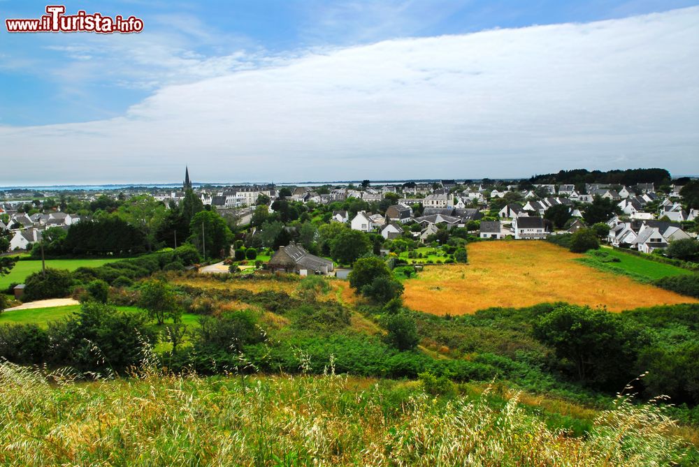 Immagine Panorama da una collina sulla città di Carnac, Francia. Con oltre 2 mila ore di sole all'anno, Carnac si trova su una delle coste più soleggiate della Bretagna.