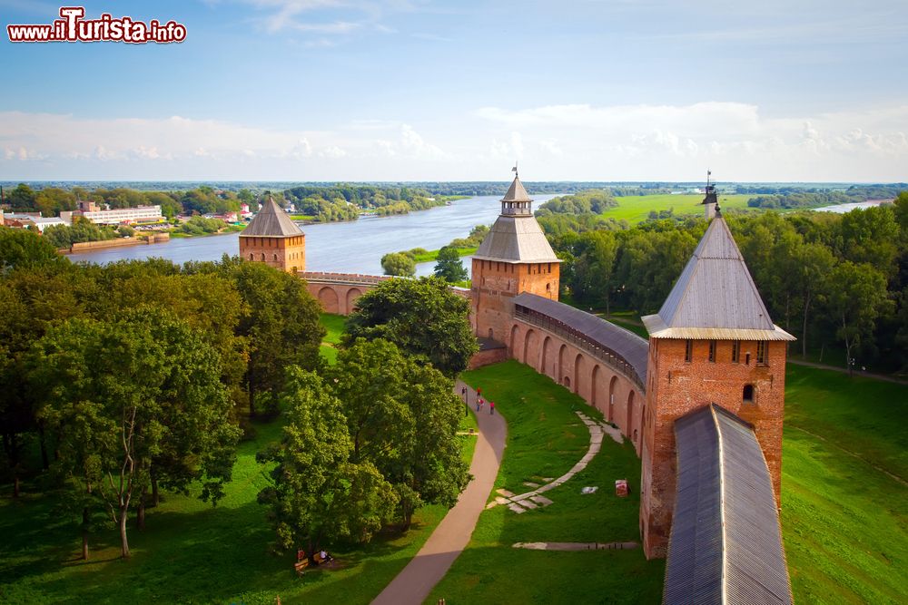 Immagine Panorama da una delle torri del Cremlino di Velikij Novgorod, Russia. E' patrimonio dell'umanità dell'Unesco dal 1992.