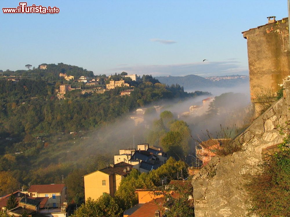 Immagine Panorama dal centro di Orte al mattino con nebbia nelle valli del Lazio - © Jennasd - Wikipedia