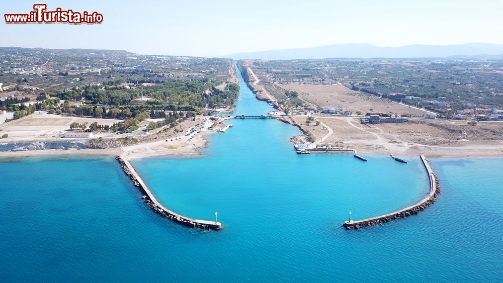 Immagine Panorama dal drone del canale di Corinto, Peloponneso, Grecia: il 25 luglio 1893, dopo 11 anni di lavori, venne inaugurato il famoso canale lungo 6,3 metri e largo, in media, poco più di 20.