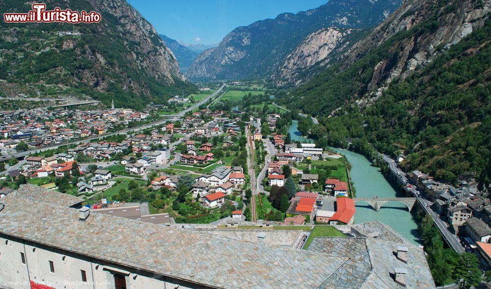 Immagine Il panorama dal forte di Bard: la Dora Baltea e a sinistra l'abitato di Hone in Valle d'Aosta - © Naeblys / Shutterstock.com