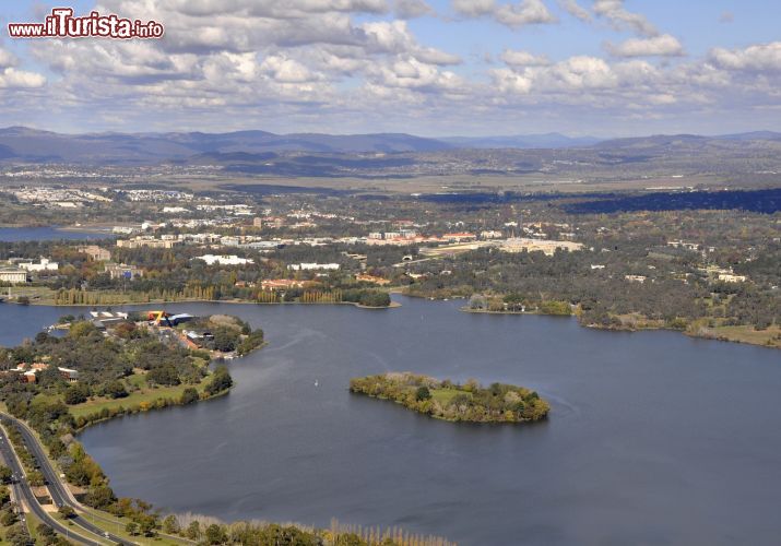 Immagine Panorama dalla Black Mountain Tower a Canberra, Australia - Le nuvole raffigurate nell'immagine potrebbero essere tranquillamente scambiate per un dipinto ad olio del vedutismo veneziano, invece, si tratta di natura e di Australia. Nei punti panoramici strategici, come quello da cui è stata scattata l'immagine, Canberra regala una vista magnifica - © SF photo / Shutterstock.com