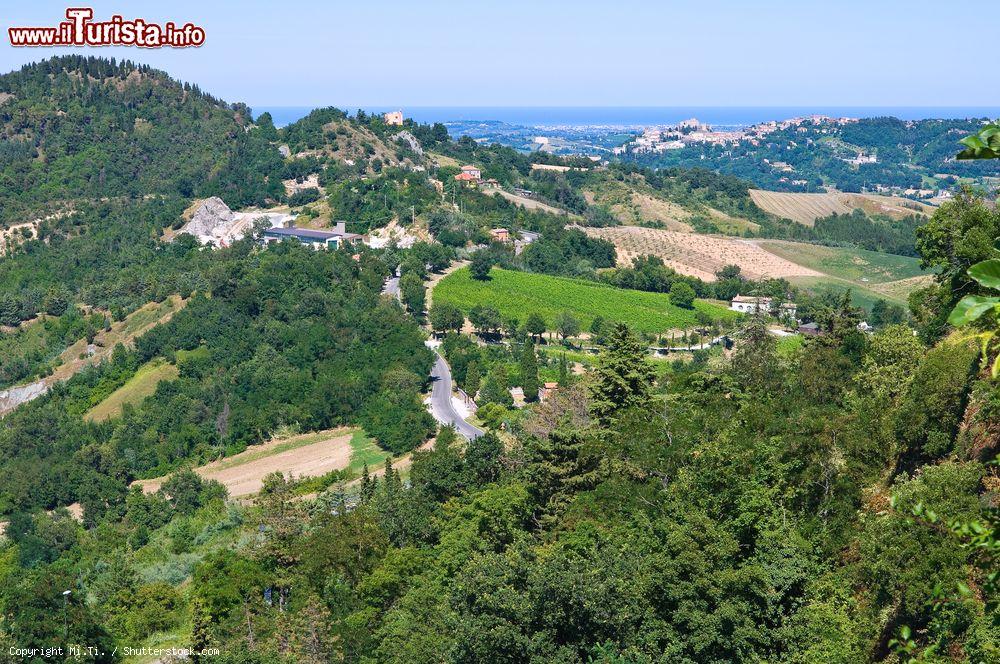 Immagine Panorama dalla mura del Castello di Montebello a Poggio Torriana, Emilia-Romagna - © Mi.Ti. / Shutterstock.com