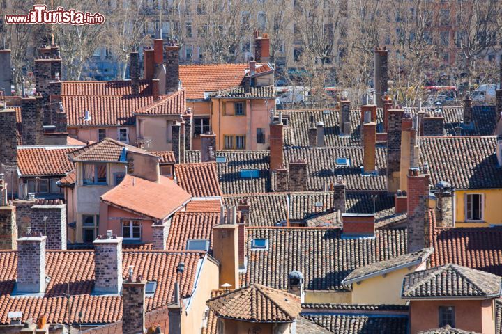 Immagine Panorama dall'alto dei tetti piastrellati e dei camini della vecchia città di Lione, Francia - © FCerez / Shutterstock.com