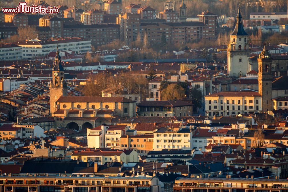 Immagine Panorama dall'alto del centro storico di Vitoria Gasteiz, Spagna. E' il capoluogo dei Paesi Baschi e della provincia di Alava.