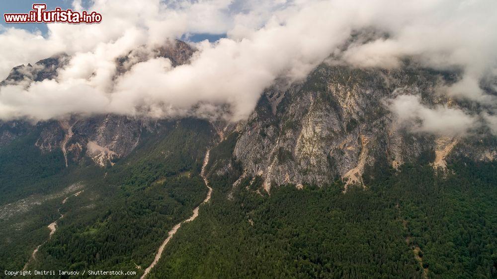 Immagine Panorama dall'alto del Dobratsch Nature Park a Villacher, Bad Bleiberg (Austria). Questa riserva naturale montana è frequentata dagli appassionati di escursionismo, ciclismo e sport invernali - © Dmitrii Iarusov / Shutterstock.com