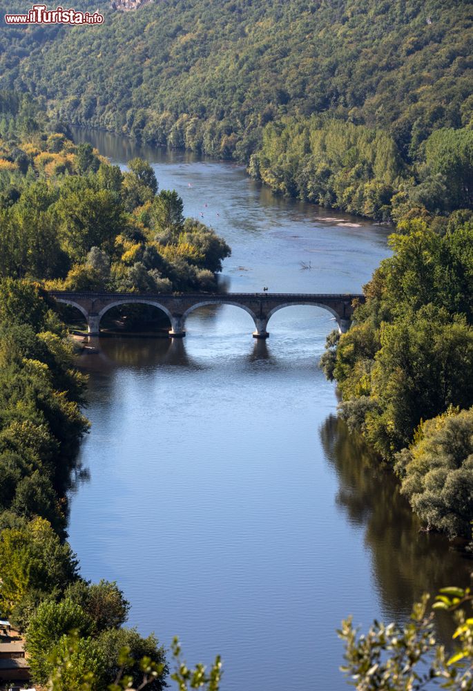 Immagine Panorama dall'alto del fiume Dordogna a Beynac-et-Cazenac, (Francia). Lungo 490 km, questo corso d'acqua deve il suo nome ai due torrenti che si uniscono sui fianchi del Puy de Sancy, la Dore e la Dogne.