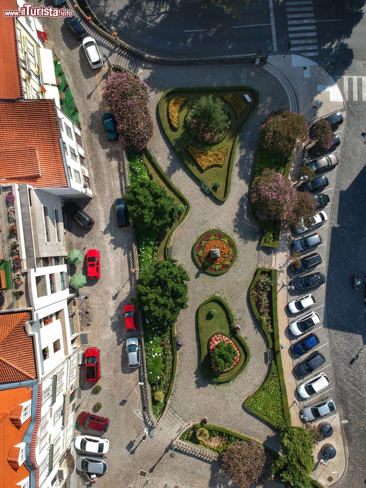 Immagine Panorama dall'alto del Jardim das Maes a Viseu, Portogallo. Questo grazioso giardino si trova nel centro della città: deve il suo nome, Giardino delle Madri, per la presenza di una scultura in bronzo che raffigura un ragazzo che dorme nel grembo della madre.