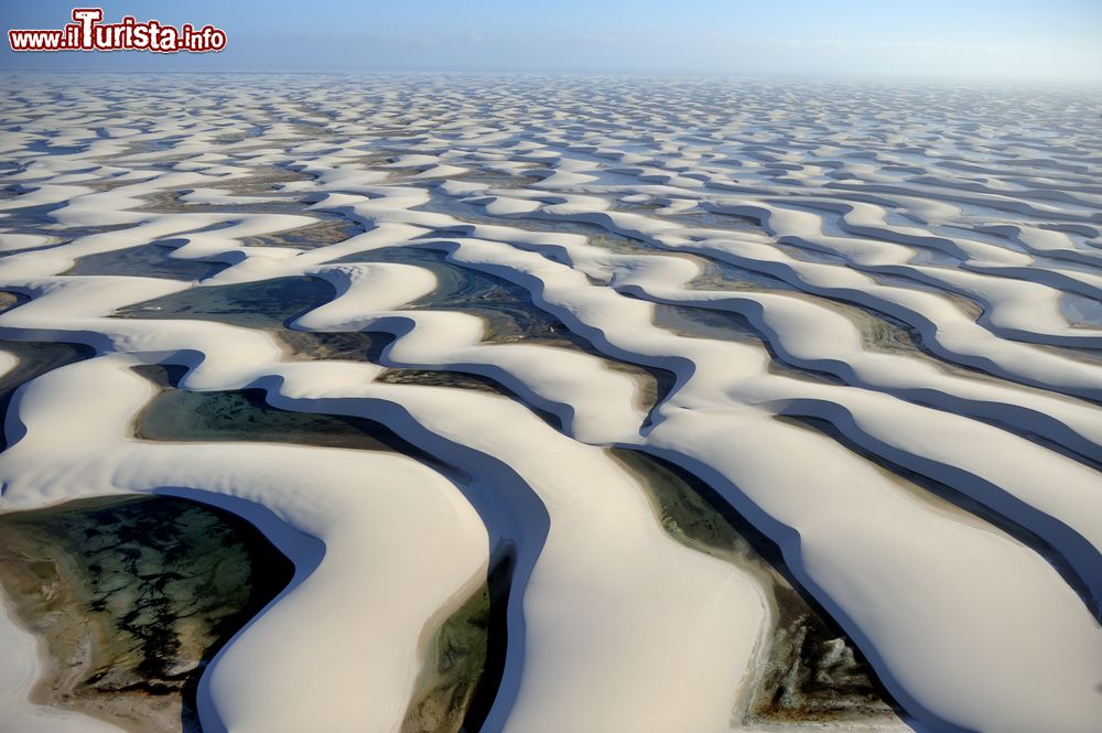 Immagine Panorama dall'alto del Lencois Maranhenses National Park (Brasile): siamo nello stato del Maranhao che ospita un'area naturale protetta estesa per circa 155 mila ettari. Il parco comprende dune, fiumi, specchi d'acqua, mangrovie.