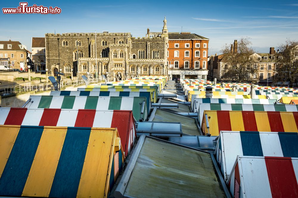 Immagine Panorama dall'alto del mercato coperto della città di Norwich a Norfolk, Inghilterra.