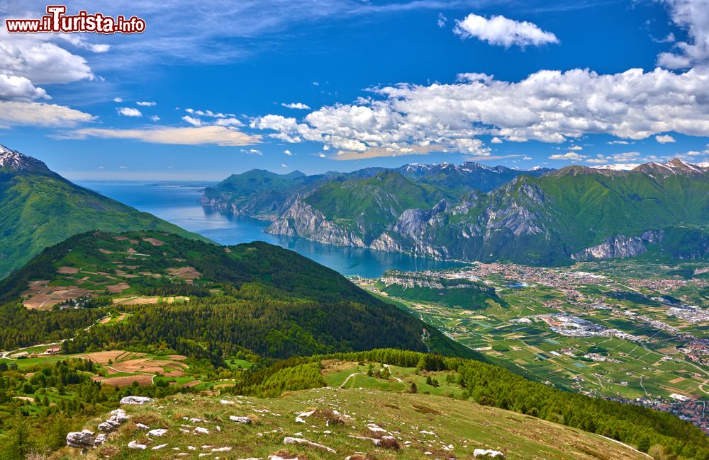 Immagine Panorama dall'alto del monte Stivo del borgo di Arco, vicino a Nago-Torbole, lago di Garda (Trentino Alto Adige).