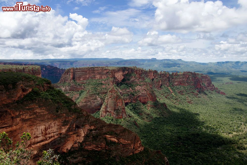 Immagine Panorama dall'alto del parco nazionale Chapada dos Guimaraes, Cuiaba, Brasile. Le formazioni rocciose di arenaria si spingono verso il cielo fra la vegetazione verdeggiante creando spettacolari contrasti di colori.