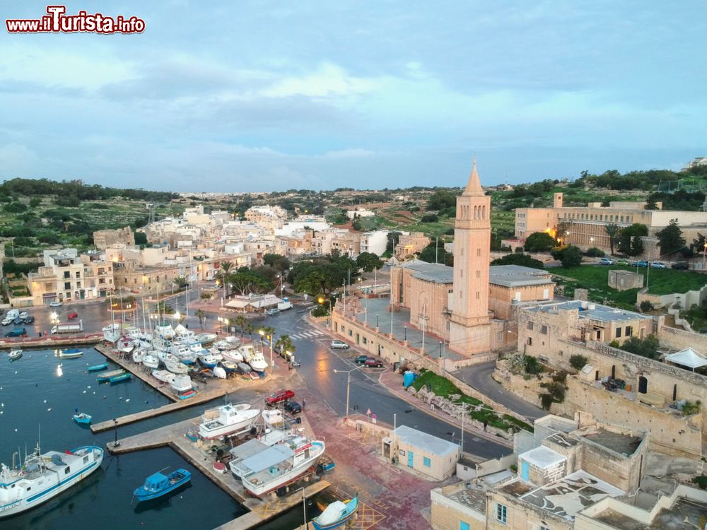 Immagine Panorama dall'alto del porto di Marsascala (isola di Malta) con la vecchia chiesa.