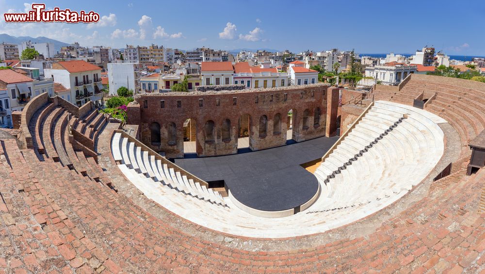 Immagine Panorama dall'alto del teatro Odeon a Patrasso, Grecia: venne costruito dai romani nel I° secolo su una preesistente struttura greca.