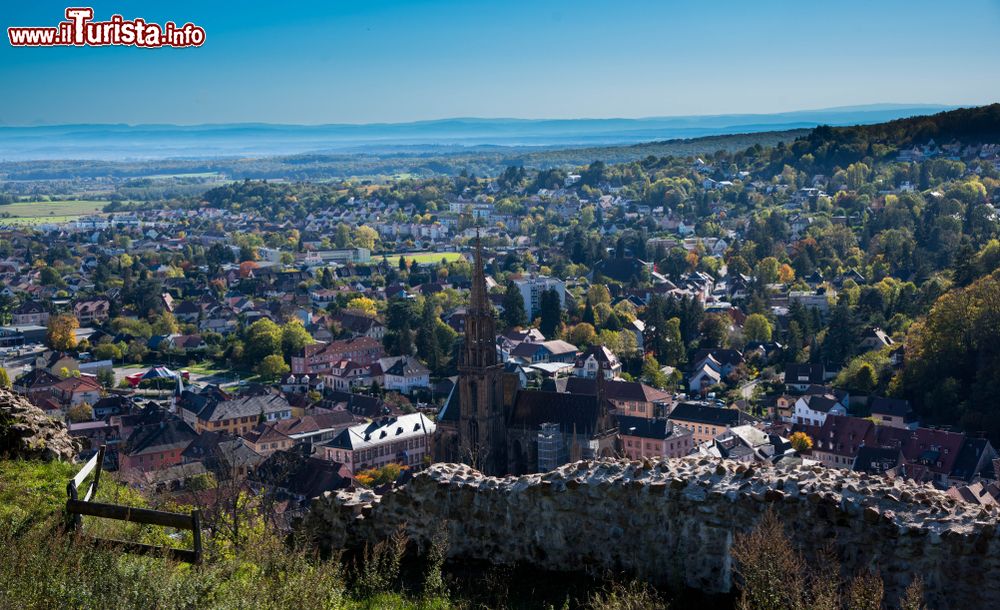 Immagine Panorama dall'alto del villaggio di Thann nei monti Vosgi, Alsazia, Francia. Secondo la leggenda, questa cittadina ebbe origine da un miracolo attribuito a San Ubaldo, vescovo di Gubbio.