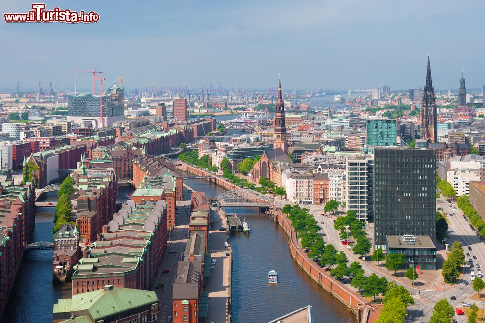 Immagine Panorama dall'alto della città di Amburgo con il suo porto, Germania, in una giornata estiva.