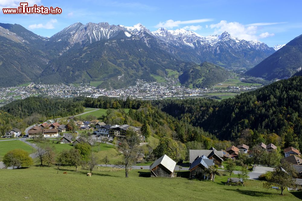 Immagine Panorama dall'alto della città di Bludenz con la valle di Klostertal, Vorarlberg, Austria. Questa pittoresca località sorge al crocevia di cinque valli alpine.