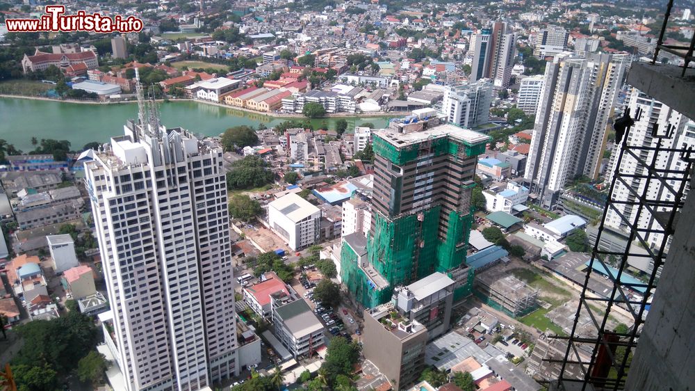 Immagine Panorama dall'alto della città di Colombo, capitale dello Sri Lanka.  E' stata a lungo uno dei porti delle rotte commerciali tra Oriente e Occidente gestite dai portoghesi, dagli olandesi e infine dagli inglesi.