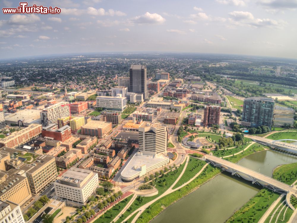 Immagine Panorama dall'alto della città di Columbus, capitale dello stato dell'Ohio. Venne fondata nel febbraio del 1812 alla confluenza dei fiumi Scioto e Olentangy.
