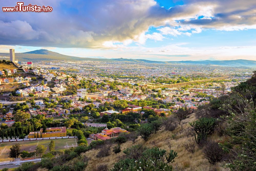 Immagine Panorama dall'alto della città di Queretaro con l'antico acquedotto (Messico). Simbolo della cittadina, si tratta di un'opera monumentale alta 28,5 metri e lunga 1298 metri.