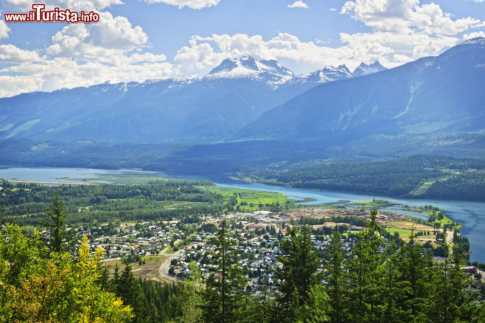Immagine Panorama dall'alto della città di Revelstoke con le Canadian Rockies sullo sfondo, British Columbia, Canada.