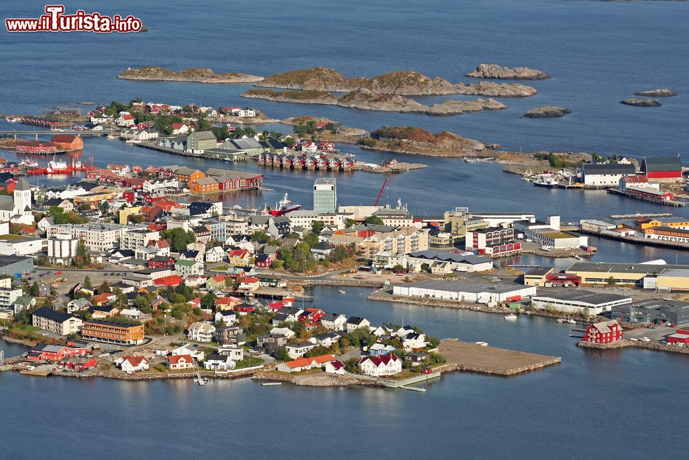 Immagine Panorama dall'alto della città di Svolvaer, Norvegia. Siamo sulle Lofoten, arcipelago norvegese con una superficie di quasi 1300 km quadrati.