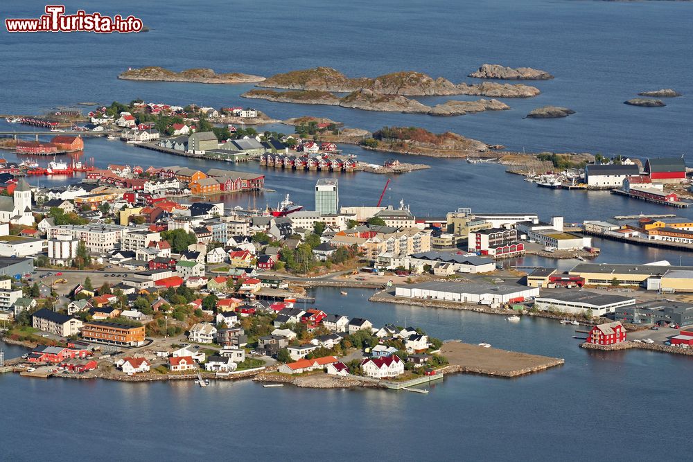 Immagine Panorama dall'alto della città di Svolvaer, Norvegia. Siamo sulle Lofoten, arcipelago norvegese con una superficie di quasi 1300 km quadrati.