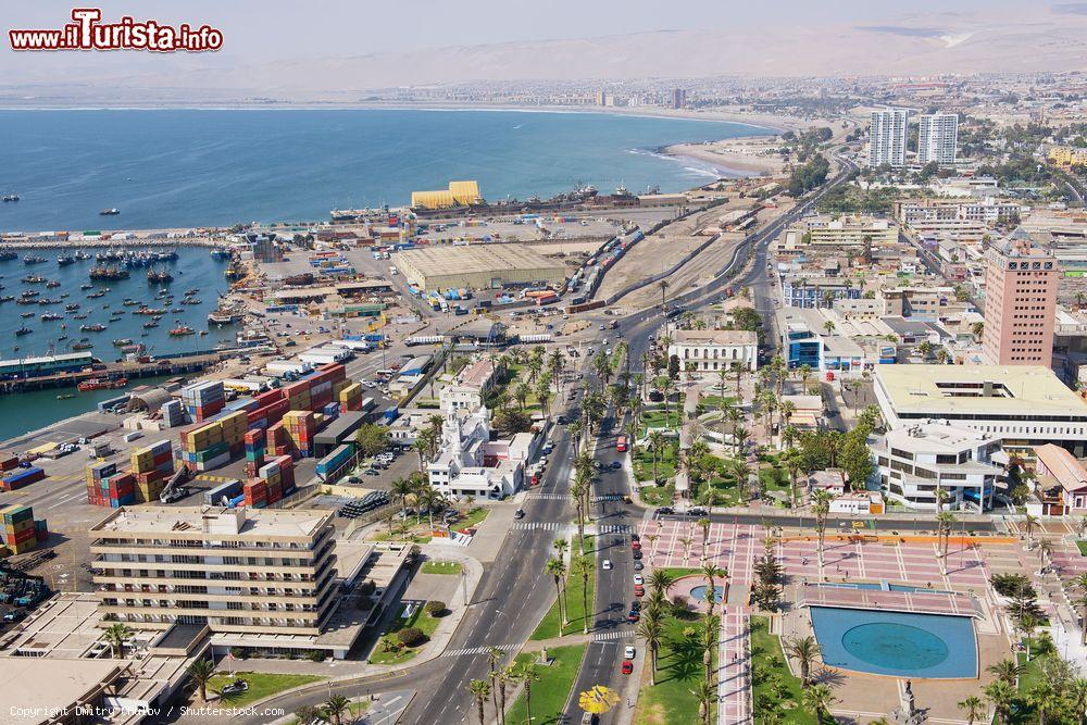 Immagine Panorama dall'alto della città e del porto di Arica dalla collina El Morro, nord del Cile - © Dmitry Chulov / Shutterstock.com