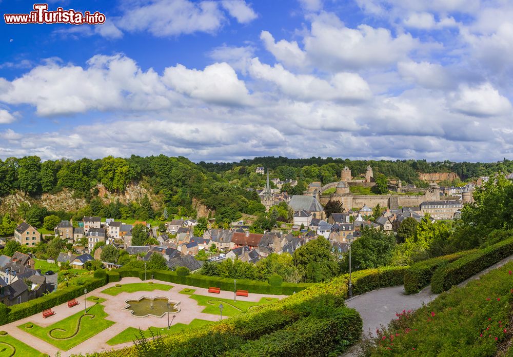 Immagine Panorama dall'alto della cittadina di Fougères, Francia. E' una meta di grande interesse turistico per chi sceglie di percorrere l'itinerario alla scoperta dei castelli più suggestivi della Bretagna.