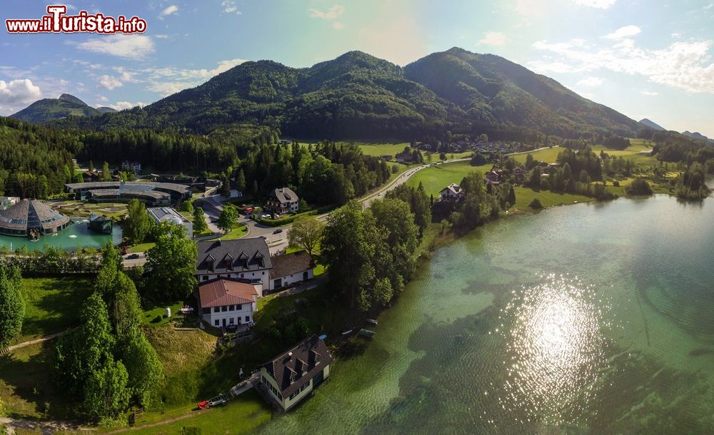 Immagine Un bel panorama dall'alto della cittadina di Fuschl am See, Austria. Questo pittoresco Comune di poco più di 1500 abitanti si trova nel distretto di Salzburg-Umgebung.