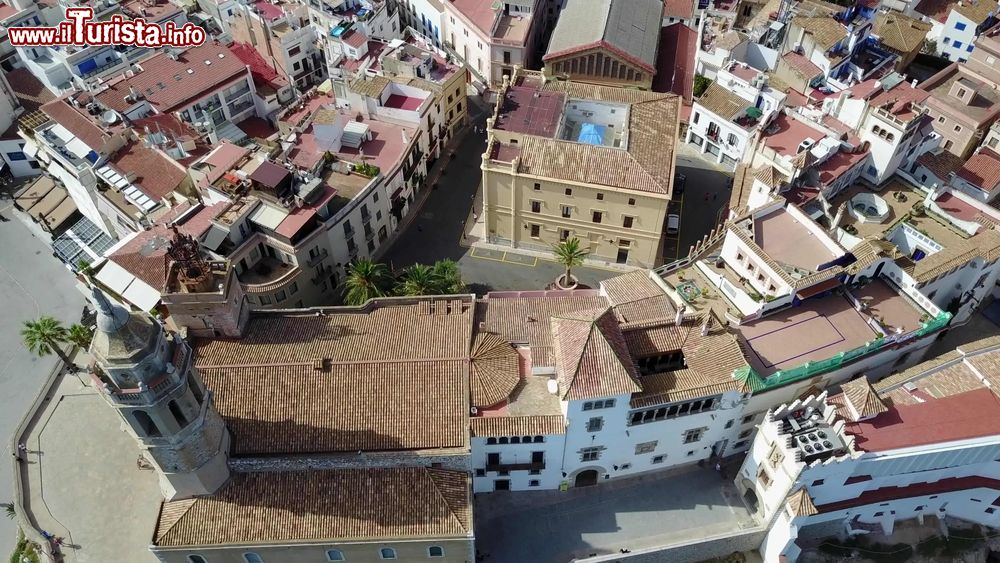 Immagine Panorama dall'alto della cittadina di Sitges, Spagna. Le stradine del centro storico di Sitges sono davvero incantevoli: qui s'incontrano suggestivi angoli nascosti da fotografare e piccole botteghe artigiane.